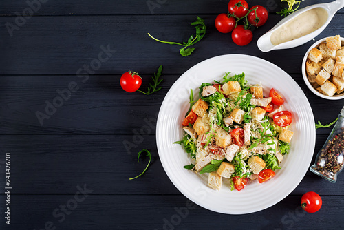 Fotografía Healthy grilled chicken Caesar salad with tomatoes, cheese and croutons