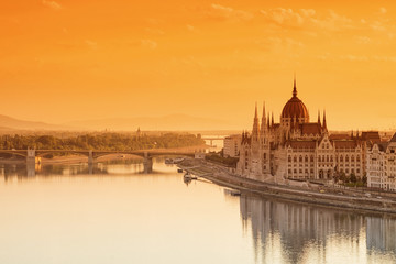 Fototapete - Budapest cityscape with Parliament building and Danube river