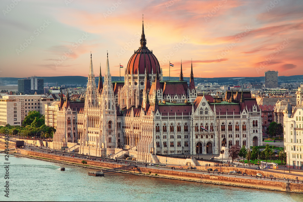 Obraz na płótnie Beautiful building of Parliament in Budapest, popular travel destination w salonie