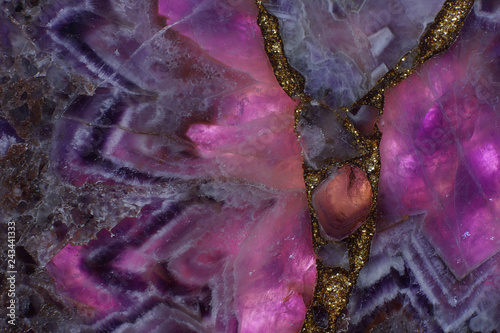 Fotografía Beautiful background of natural stone amethyst purple backlit, turning the stone