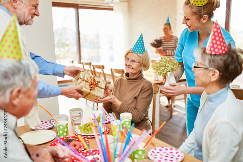 Fotografía Senior Frau erhält Geschenk auf Geburtstagsfeier