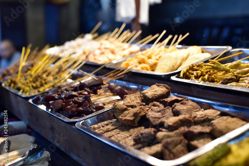 Fotografía Various Indonesian foods at booth, Food Market in Belitung Island, Indonesia