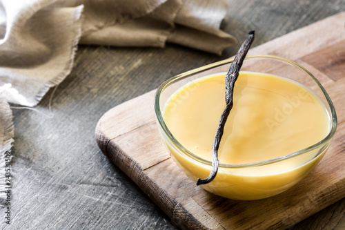 Fotografía Bowl of homemade vanilla custard on wooden table