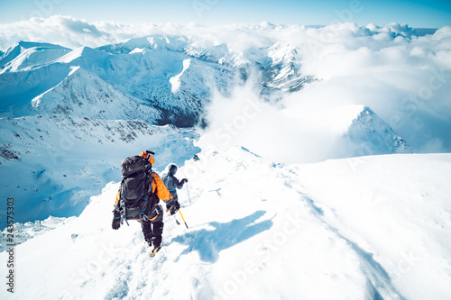 Cuadros en Lienzo A group of climbers descending a mountain in winter