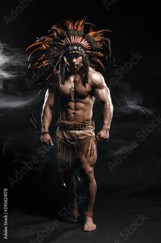 Cuadros en Lienzo American Indian Apache warrior chief in traditional clothing and feathered headdress with weapon