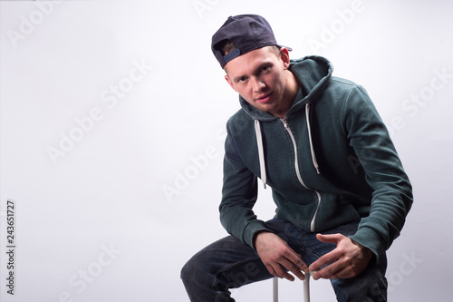 Foto Young attractive happy man wearing green sweater with hood