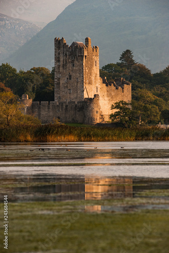 Foto Ross castle in killarney national park reflected in the lake at sunset