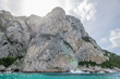 Bei einer Umrundung der Insel Capri mit einem Boot eröffnen sich die schönsten Perspektiven auf die Insel. Die bekanntesten Attraktionen der Insel sind die Grotten und die Felsenformationen.