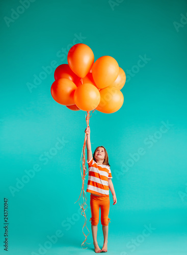 Dekoracja na wymiar  sliczna-dziewczyna-trzyma-pomaranczowe-balony