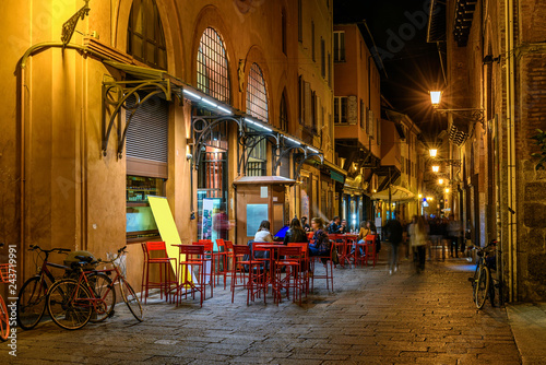 Fotografía Old narrow street in Bologna, Emilia Romagna, Italy