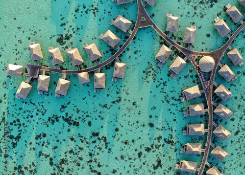 Fotografía Aerial view of overwater bungalows with thatched roofs in the Moorea lagoon in F