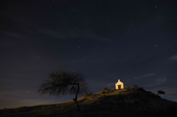 Antigua capilla bajo estrellas 