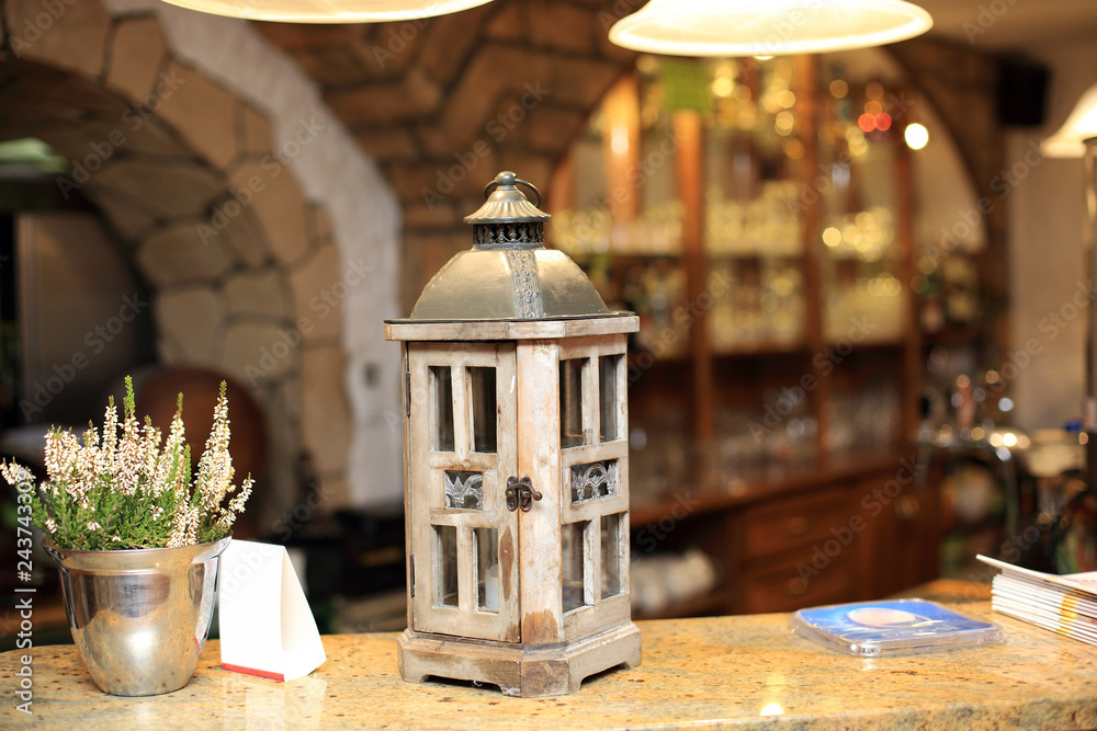 Piękna stara latarnia na bufecie w restauracji. - obrazy, fototapety, plakaty 