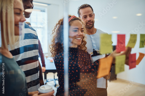 Fotomural Smiling designers having a brainstorming session in an office