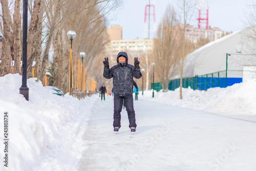 Fotografia Mature man skating on the ice track in the park.