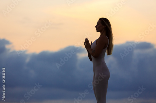 Fotografía Silhouette of a charming young beautiful slim woman yoga instructor doing a stan