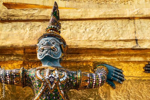 Fotografía Thai antique sculpture, giant sculpture from Ramayana epic poem at Wat Phra Keaw