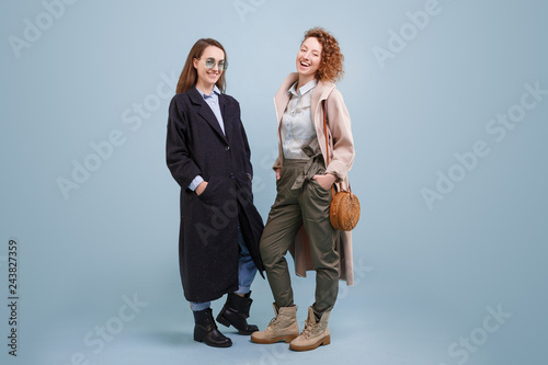 Fotografía Frightened young women look surprised into the distance and stand together in au
