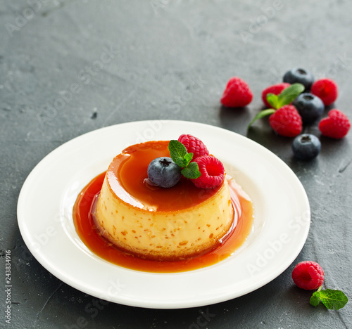 Fotografie, Obraz delicious dessert creme brulee with berries.