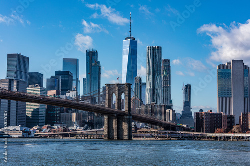 brooklyn-bridge-and-new-york-skyline