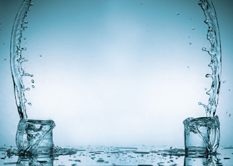 Poster - Pure drinking water with splashes in a round glass on a light green background