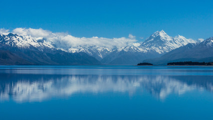  At the head of Lake Pukaki, Mt. Cook / Aoraki is New Zealand’s tallest mountain. Located in the center of the South Island in Canterbury. This is panoramic view from Lake Pukaki and Southern Alps.