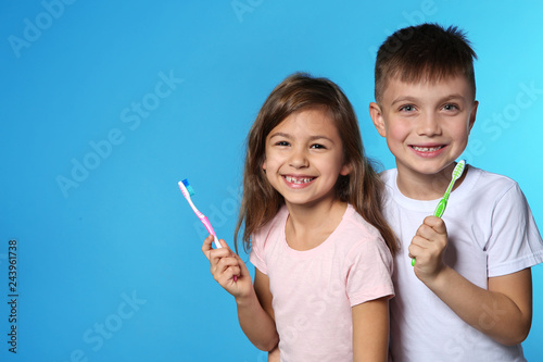 Fototapeta Portret śliczni dzieci z toothbrushes na koloru tle. Miejsce na tekst