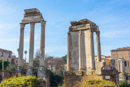 Fotografia Ancient column ruins of Roman Forum in Rome, Italy