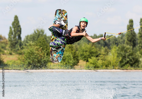 Plakaty skoki do wody  wakeboarder-w-locie-pokazuje-kciuki-w-gore