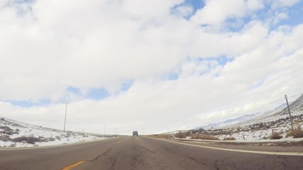 Affiche - Driving West on mountain highway to Steamboat Springs.