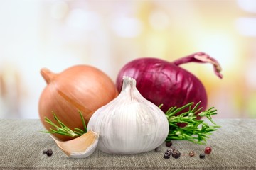 Poster - Garlic and onion with peppercorn and parsley isolated on white