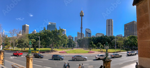 Obraz na płótnie SYDNEY, AUSTRALIA - AUGUST 19, 2018: Locals and tourists enjoy the famous Hyde Park. This is a major destination in Sydney