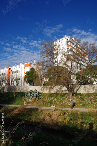 Valokuva Bâtiment moderne blanc et rouge et ciel bleu dans un lotissement d'une ville de