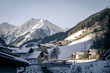 Verschneite Gebirge und Städte in Österreich