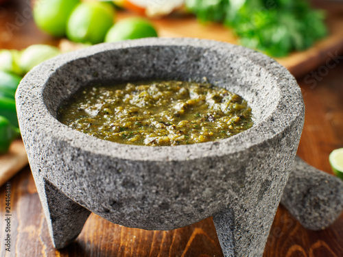 Fotografía mexican salsa verde in traditional stone molcajete