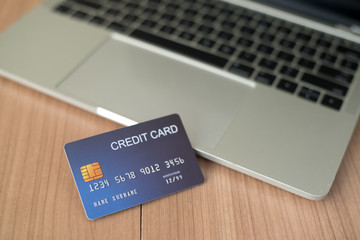 Use credit cards and Macbooks to buy - images