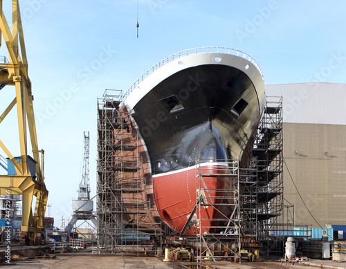 Fotografía New big ship on dry dock in shipyard