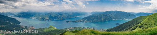 Fotomural Panoramic view of Lake Como as seen from Monte Crocione summit,