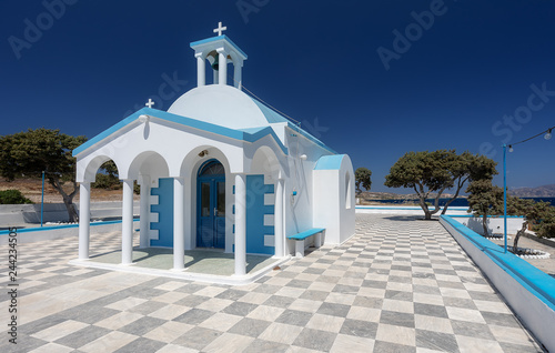 Foto Church in Greece, Cyclades. The blue sky in background