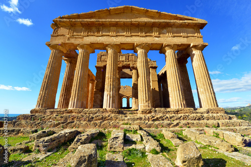 Foto Ancient Greek Temple Concordia in Agrigento Sicily