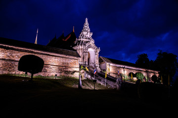 Canvas Print - Phra Thad Lampang Luang temple in the night