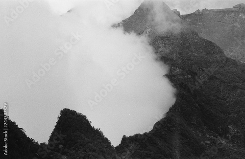 Nuage Montagne Noir Et Blanc Buy This Stock Photo And