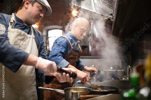 Fotomural Chefs Preparing Food Together..