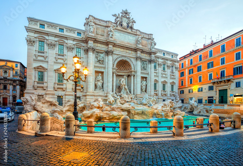 Fototapeta na drzwi i meble Fontanna di Trevi w świetle poranka w Rzymie, Włochy. Trevi to najsłynniejsza fontanna Rzymu. Architektura i punkt orientacyjny Rzymu.