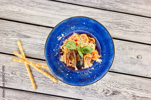 Foto Dish with mussles and finely chopped cheese top view