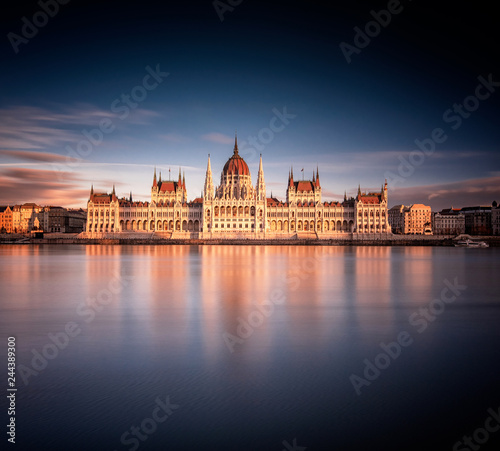 Fotomural The Hungarian Parliament in sunset
