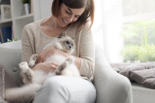 Cuadros en Lienzo Woman petting her beautiful cat at home