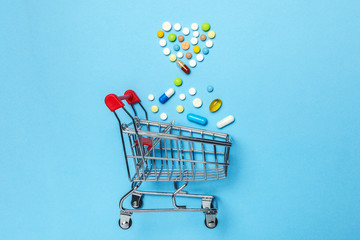 Wall Mural - Shopping basket and pills in shape of heart. The concept of buying drugs online, delivery of medical devices