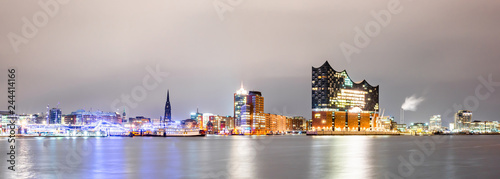 Fotomural Panorma of the famous Elbphilharmonie and Hamburg harbor at night