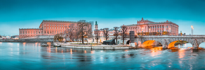 Fototapete - Stockholm city center with Royal Palace and Museum of Medieval Stockholm at twilight, Sweden